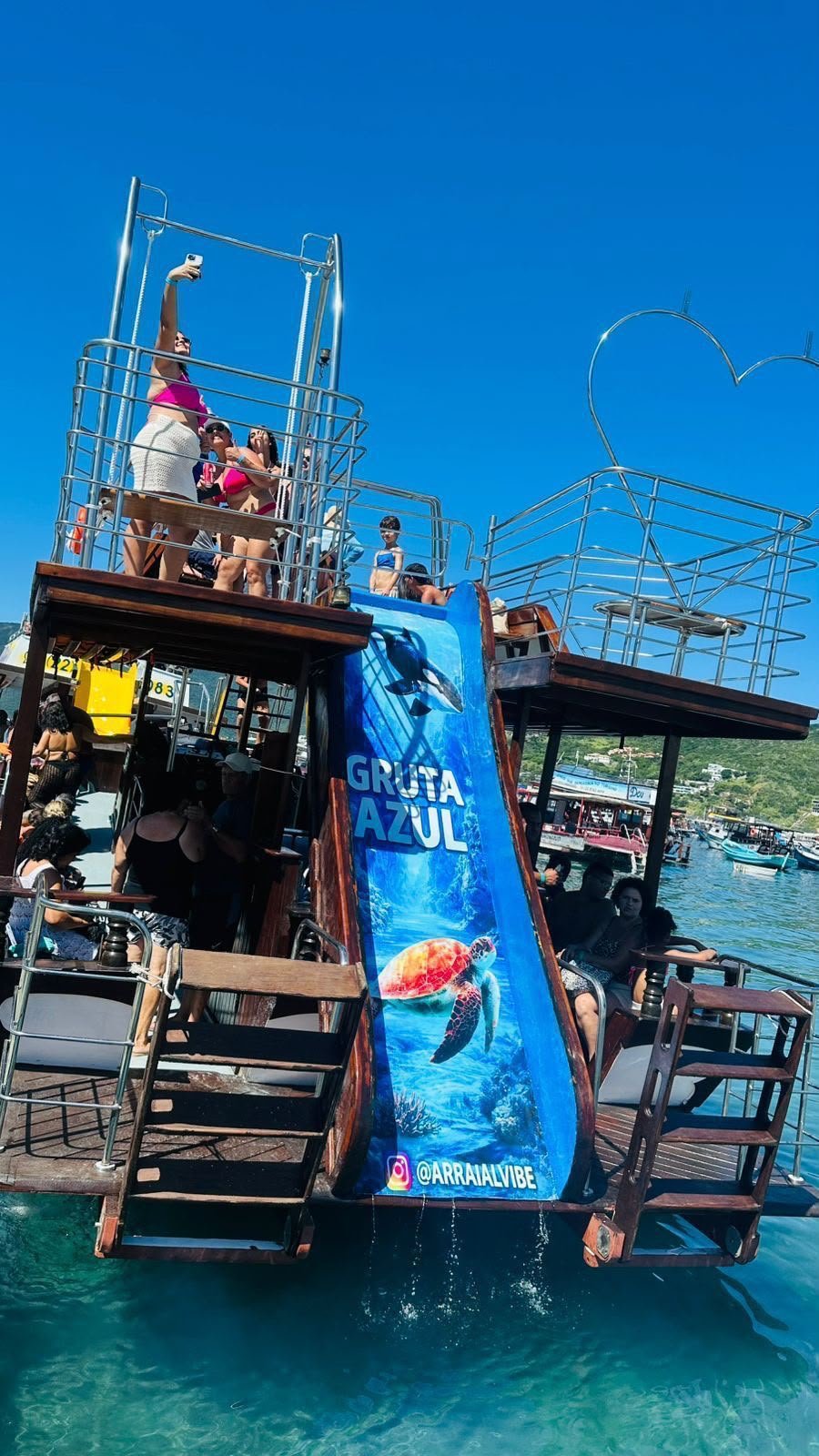 Escorregador da embarcação com passageiros no deck superior