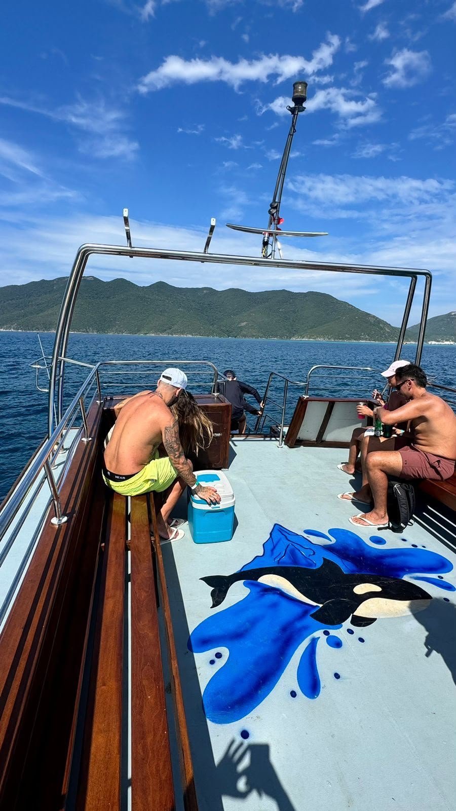 Grupo de passageiros a bordo da embarcação