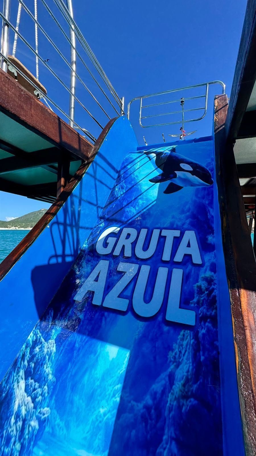 Detalhe da proa da Gruta Azul com passageiros